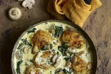 Cuisses de poulet à la crème, champignons et épinards