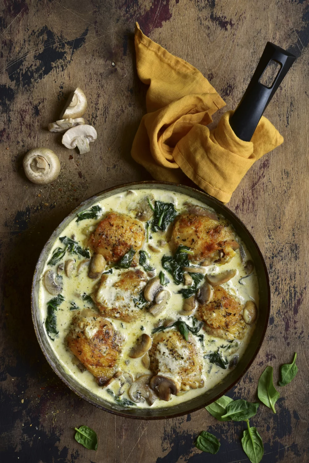 Cuisses de poulet à la crème, champignons et épinards
