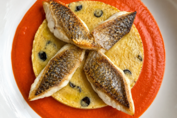 Saint-pierre grillé, polenta aux olives et crème de poivrons rouges