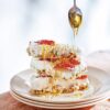 Barres glacées de yaourt grec, aux fraises et granola