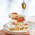 Barres glacées de yaourt grec, aux fraises et granola