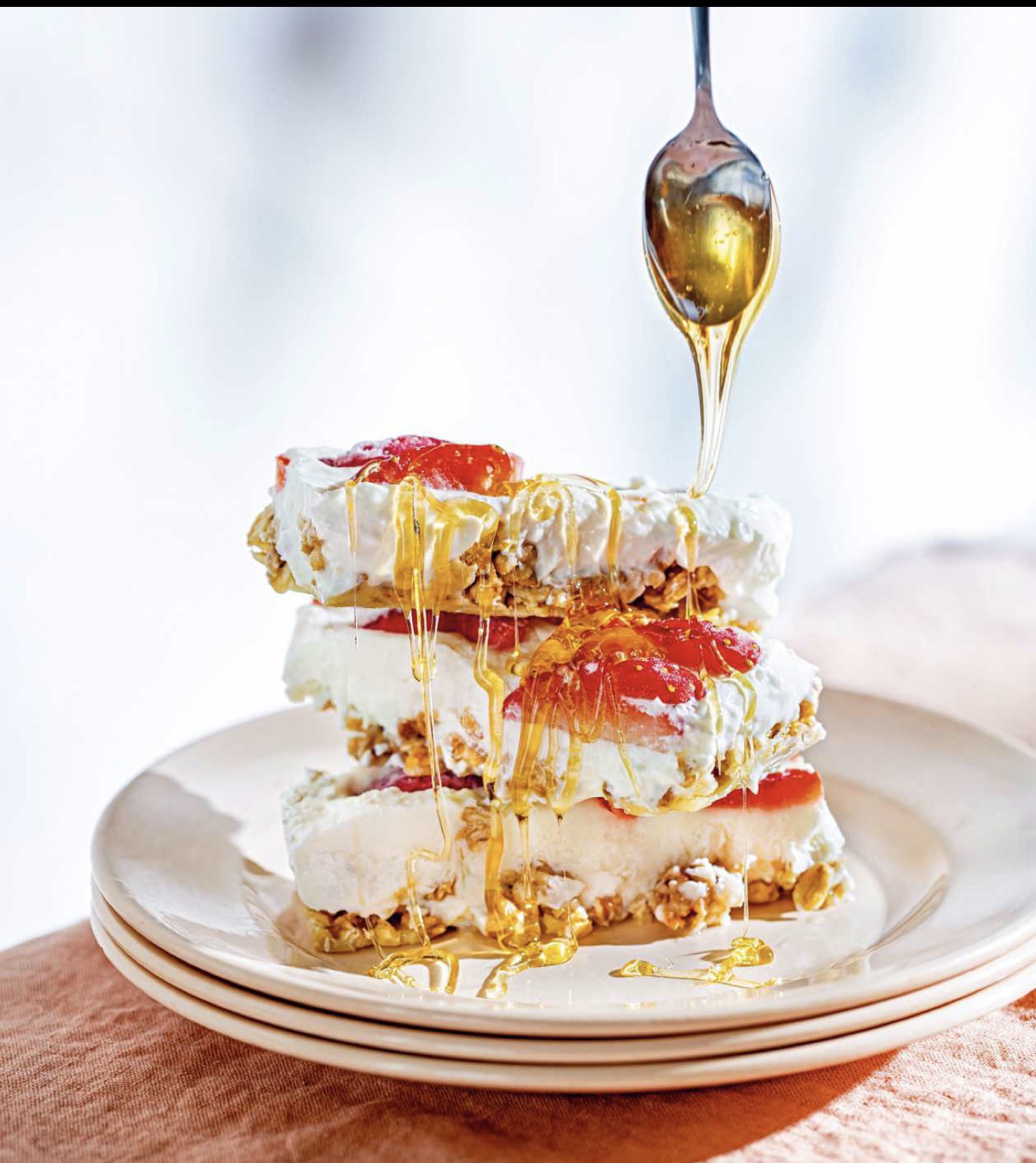 Barres glacées de yaourt grec, aux fraises et granola