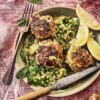 Boulettes de porc au citron et à la menthe, petits pois mijotés