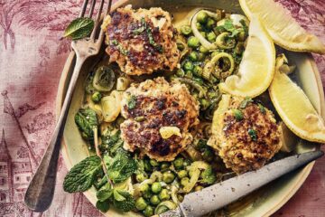 Boulettes de porc au citron et à la menthe, petits pois mijotés