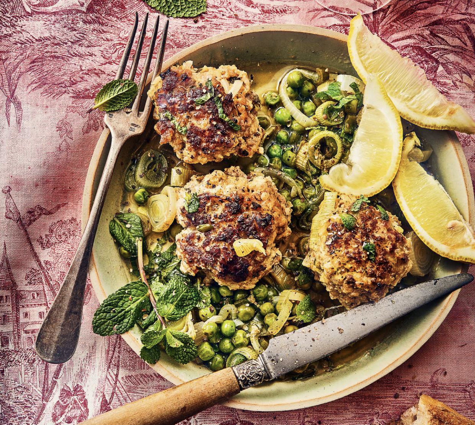 Boulettes de porc au citron et à la menthe, petits pois mijotés