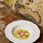Carpaccio de bar, artichauts violets et amandes fraîches