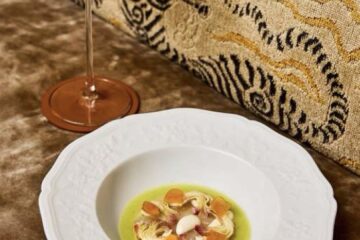 Carpaccio de bar, artichauts violets et amandes fraîches
