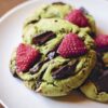 Cookies framboises, matcha et chocolat noir