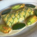 Filet de turbot en écailles de courgettes, fleurs de courgettes farcies