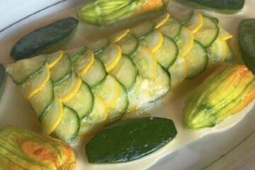 Filet de turbot en écailles de courgettes, fleurs de courgettes farcies