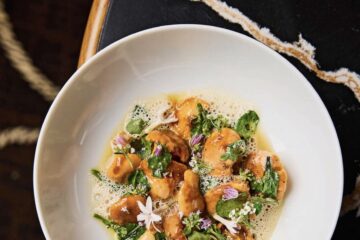 Fricassée de girolles au vin jaune, bœuf fumé, épinard et jus de volaille
