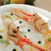 Langoustines crues à l'ail noir, citron caviar et aneth
