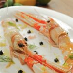 Langoustines crues à l'ail noir, citron caviar et aneth