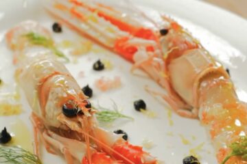 Langoustines crues à l'ail noir, citron caviar et aneth