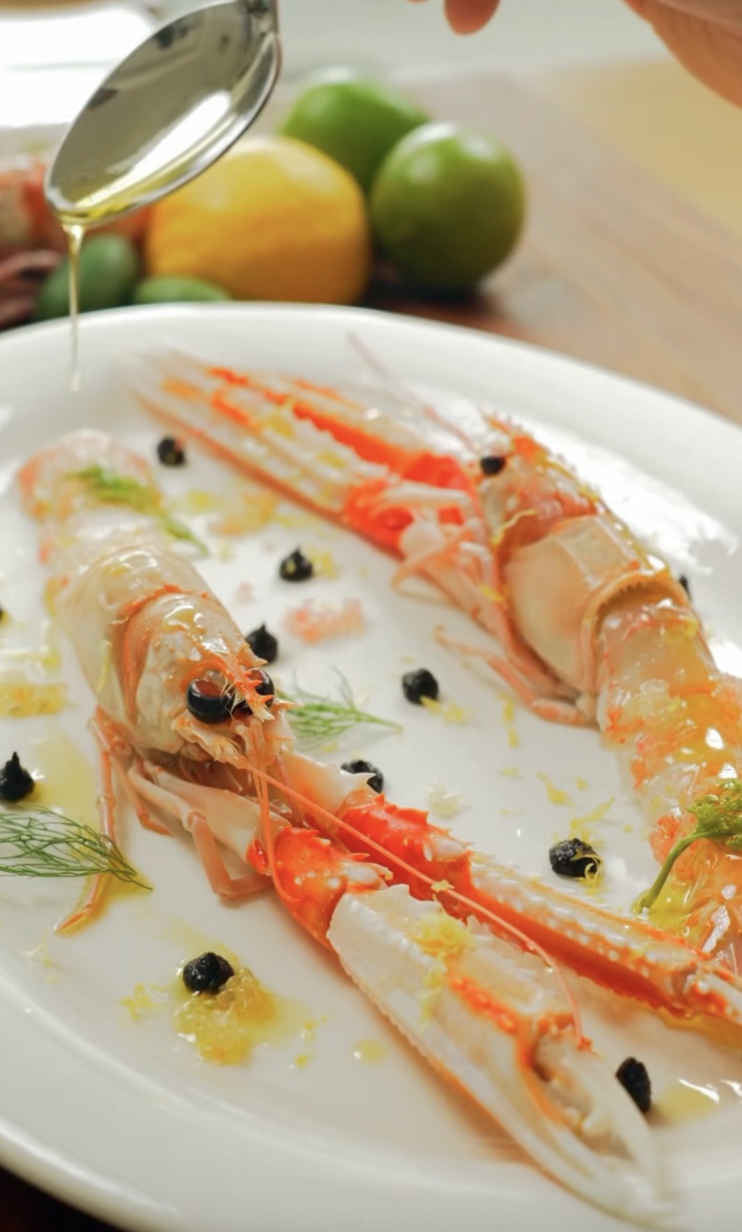 Langoustines crues à l'ail noir, citron caviar et aneth
