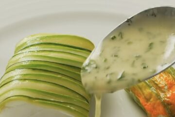 Merlu, rubans de courgette, fleur de courgette farcie et beurre blanc aux herbes