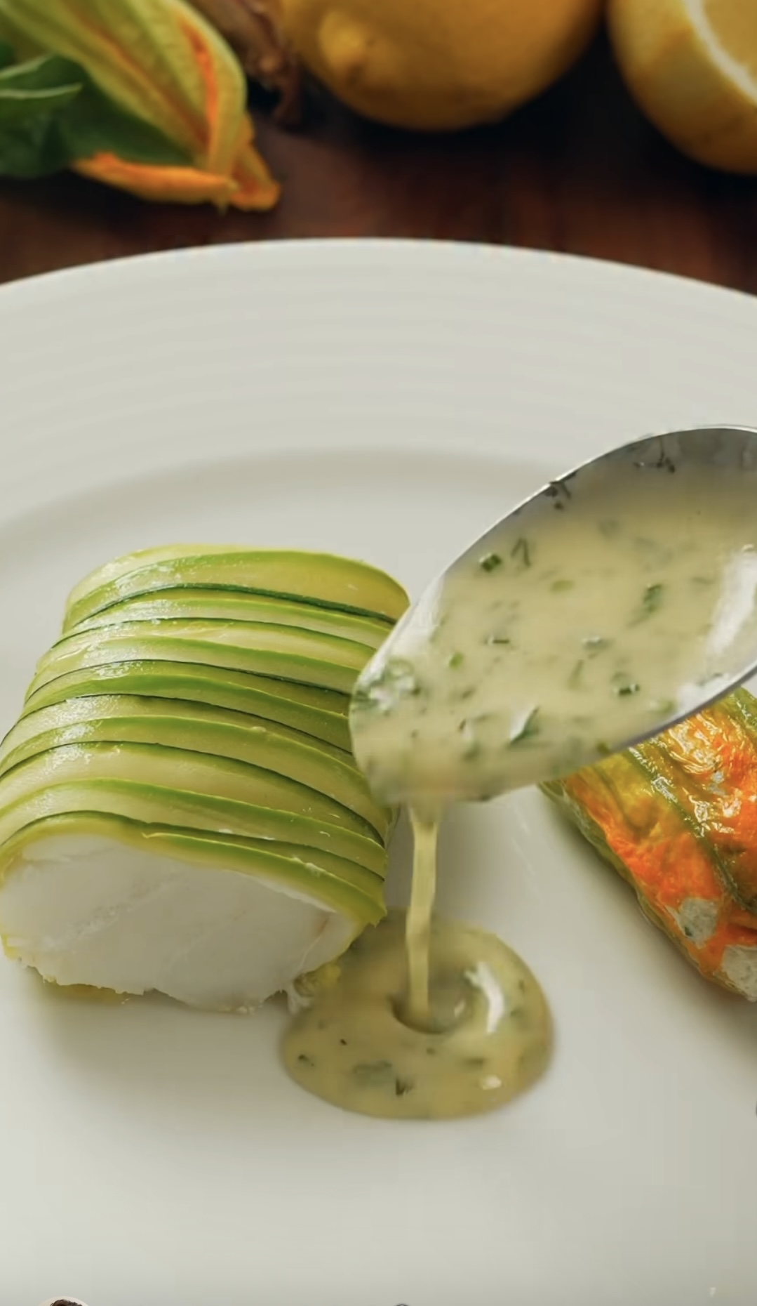 Merlu, rubans de courgette, fleur de courgette farcie et beurre blanc aux herbes