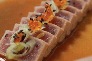 Tataki de thon, ponzu à la mandarine, cébette et caviaroli de piment