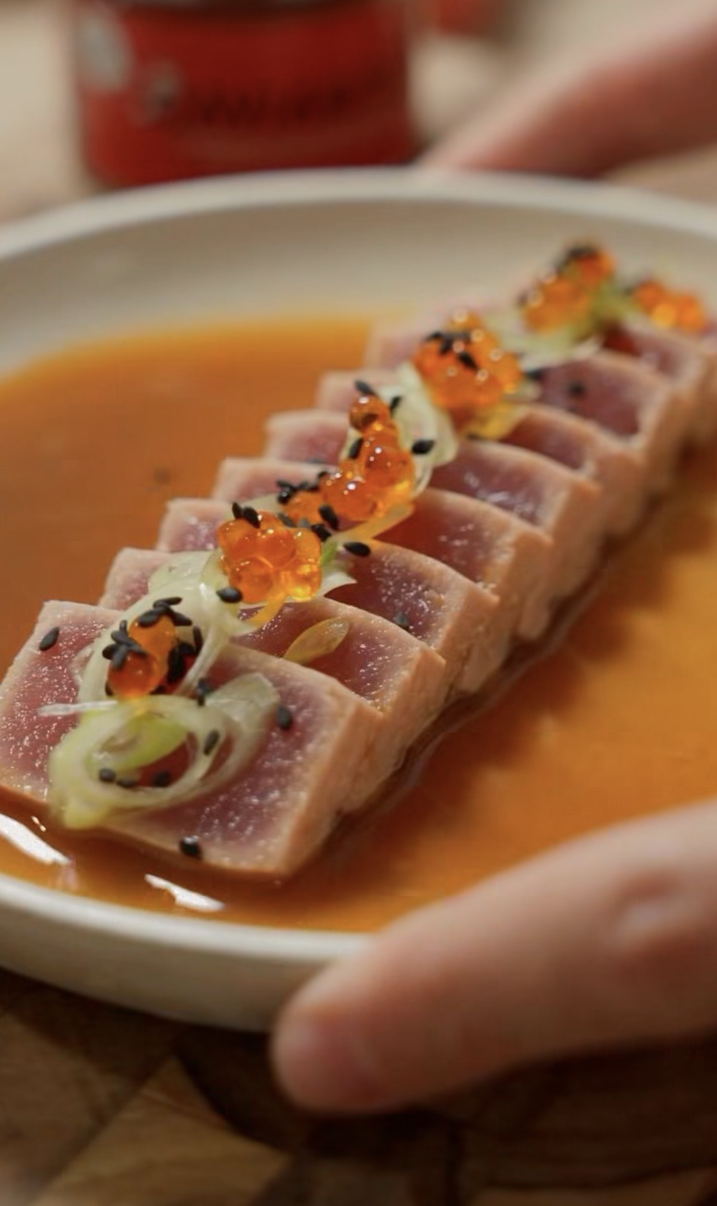 Tataki de thon, ponzu à la mandarine, cébette et caviaroli de piment